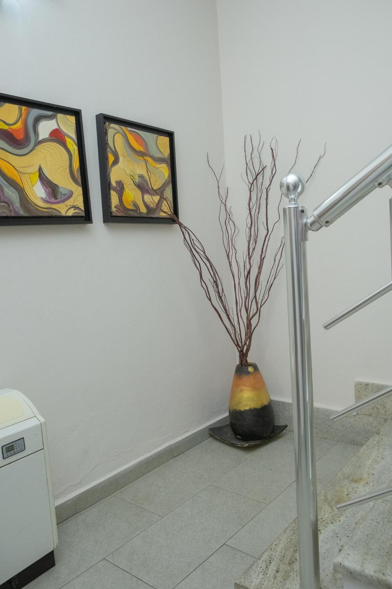Albjona Guesthouse Tiranë Ngoại thất bức ảnh