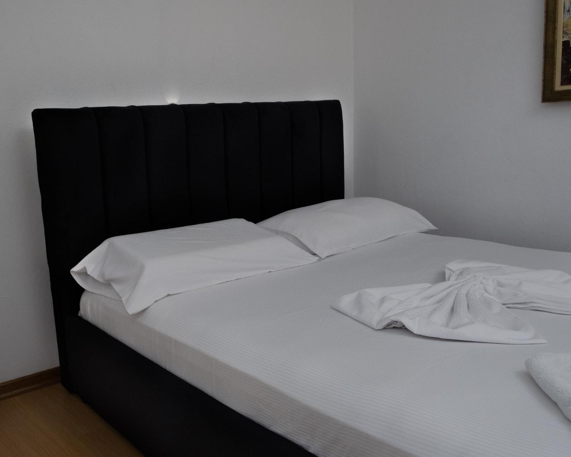 Albjona Guesthouse Tiranë Ngoại thất bức ảnh